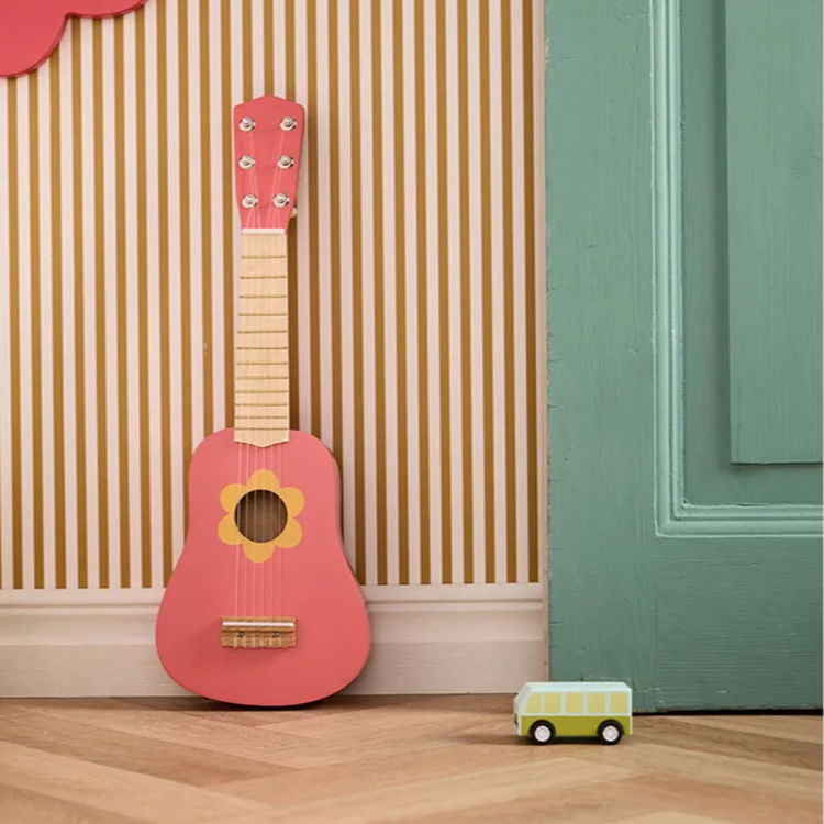 Дървена китара за малка рокзвезда