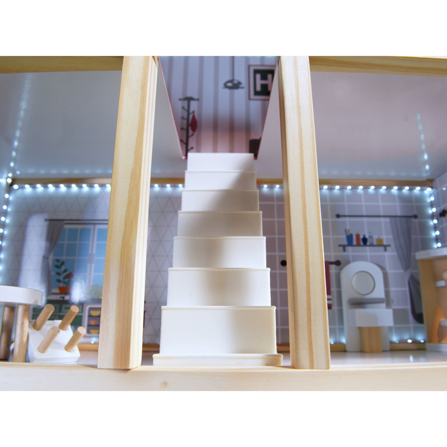 Дървена къща за кукли с LED осветление и аксесоари