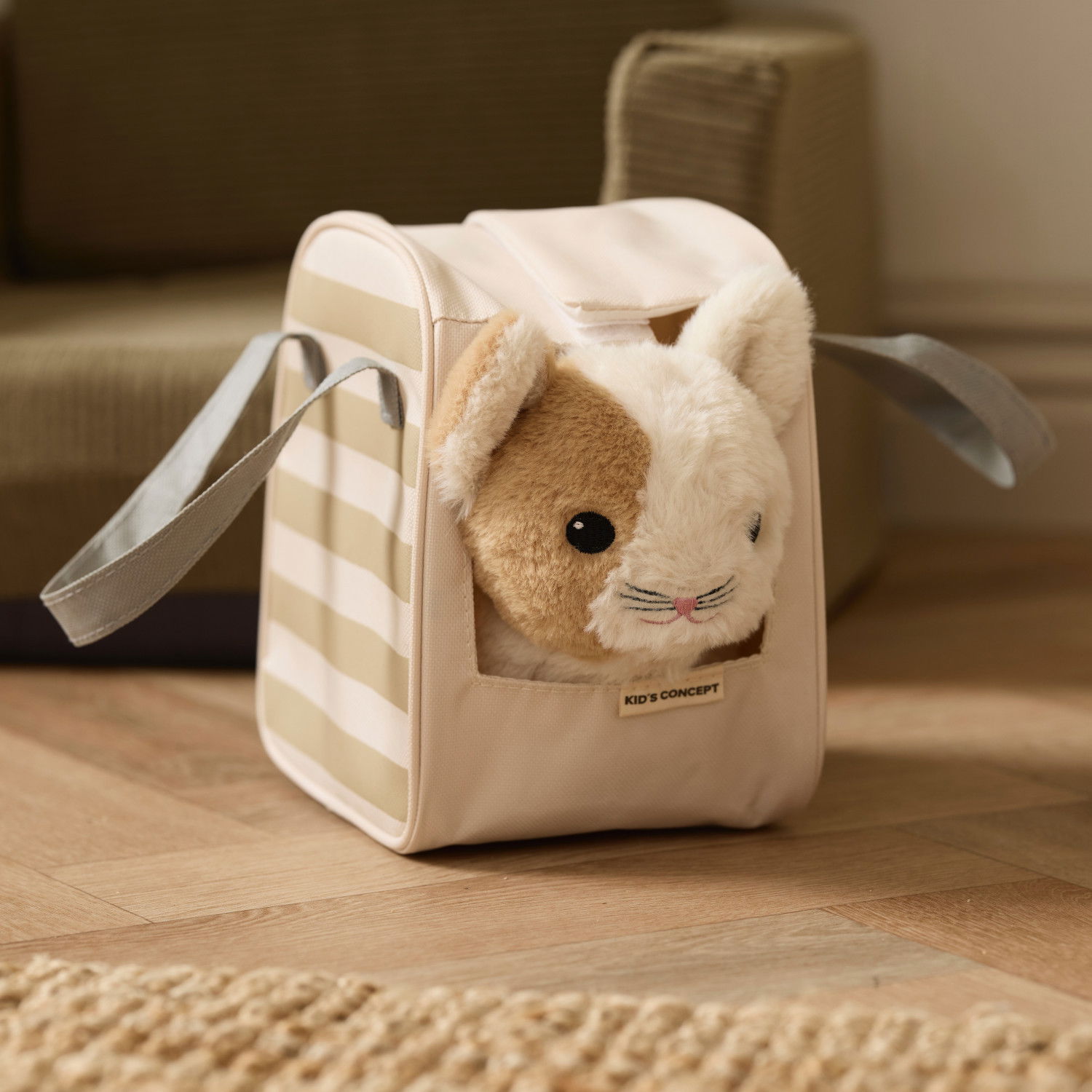 Плюшено коте в чантичка