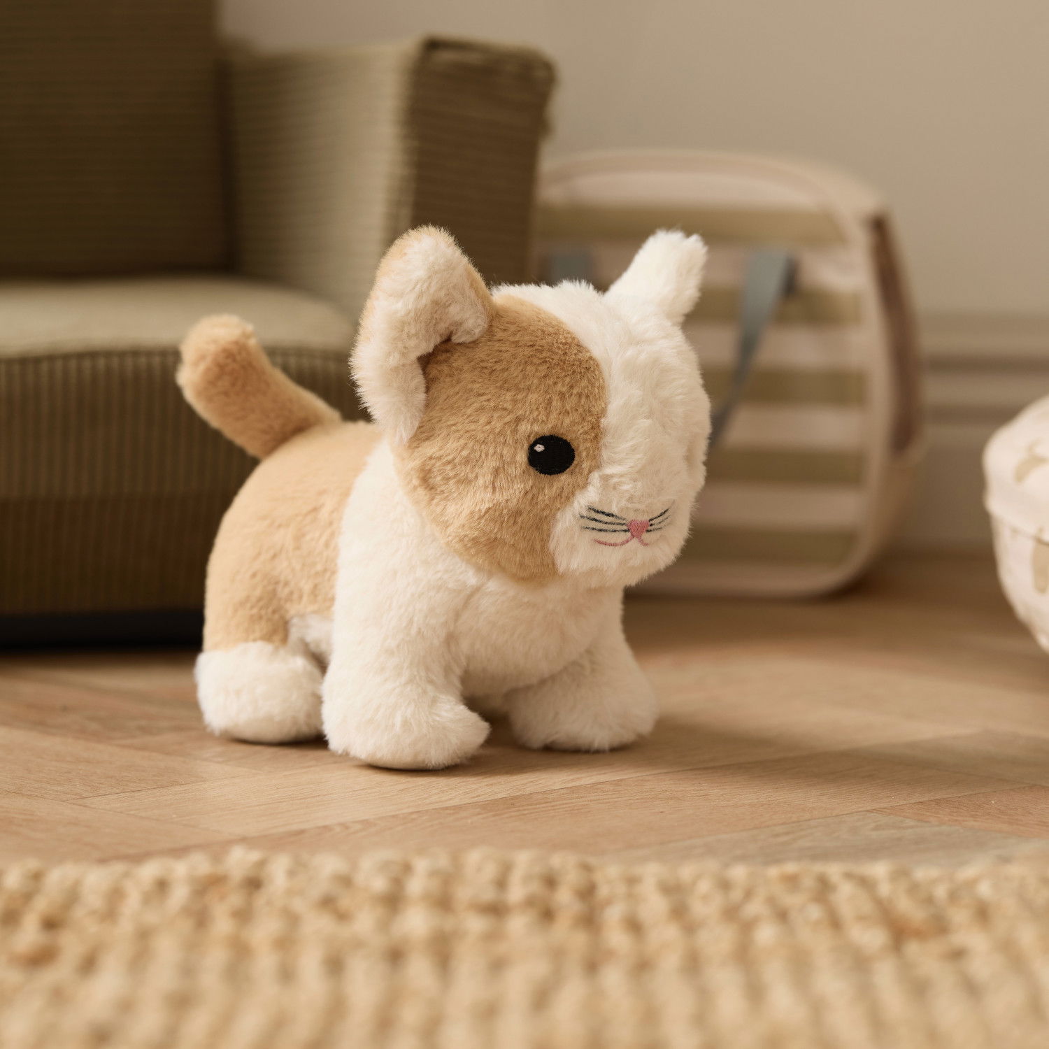 Плюшено коте в чантичка