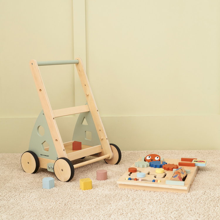 Дървена проходилка с активен панел