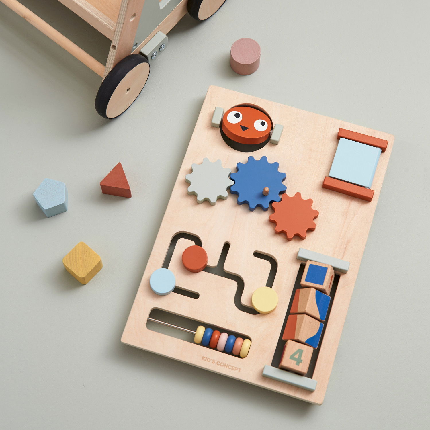 Дървена проходилка с активен панел