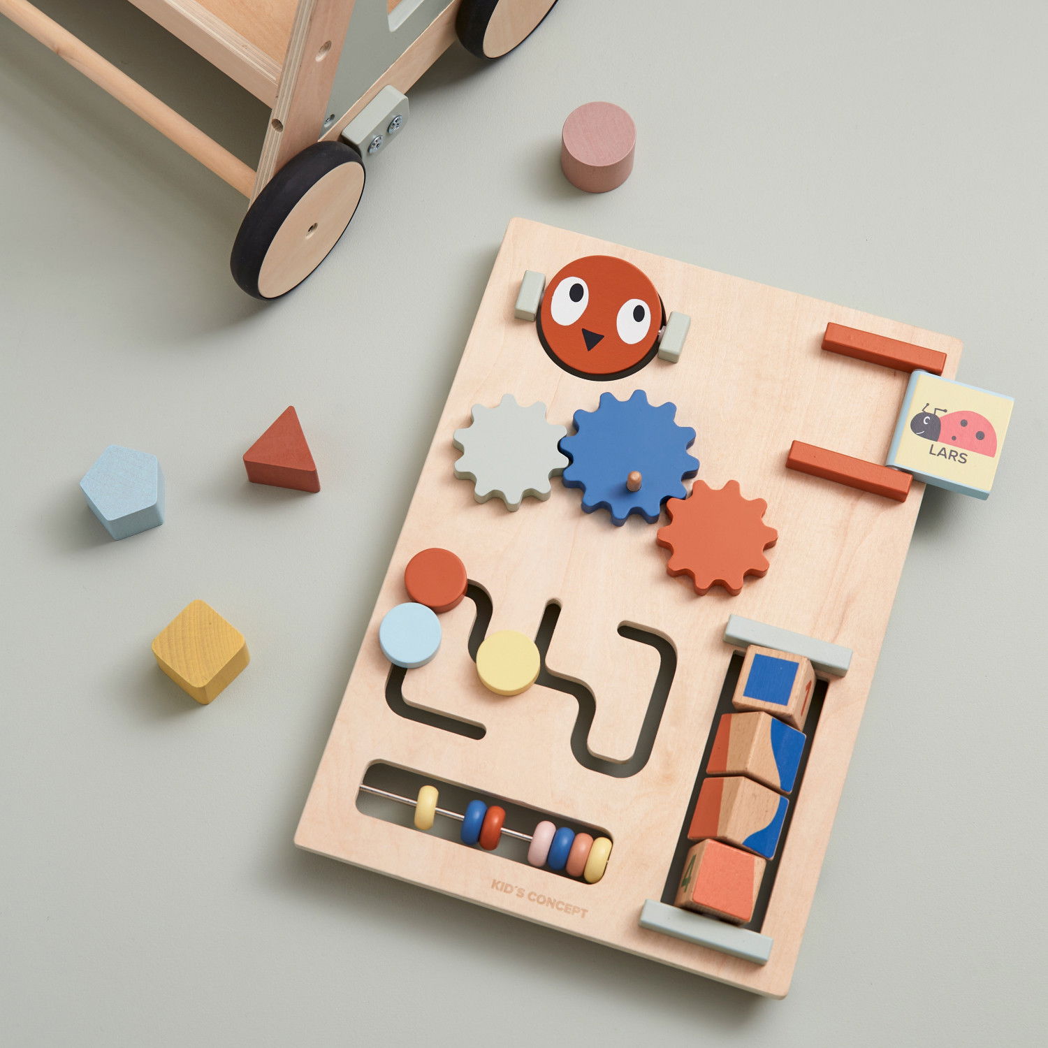 Дървена проходилка с активен панел