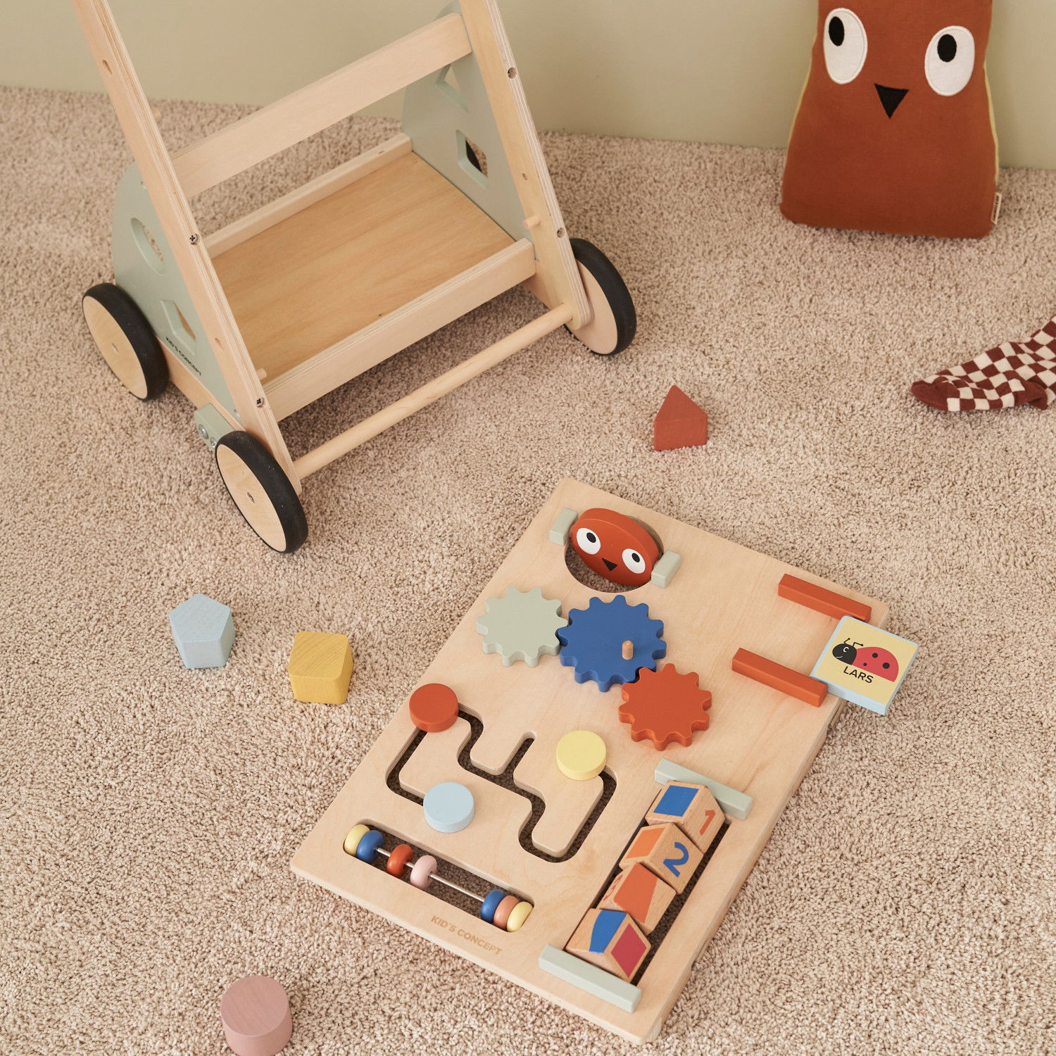 Дървена проходилка с активен панел