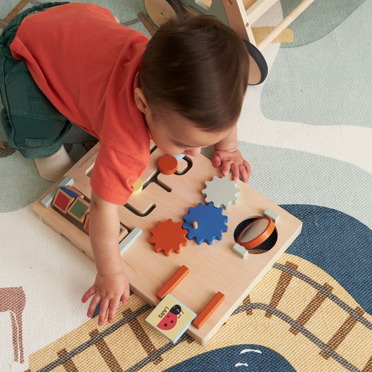 Дървена проходилка с активен панел