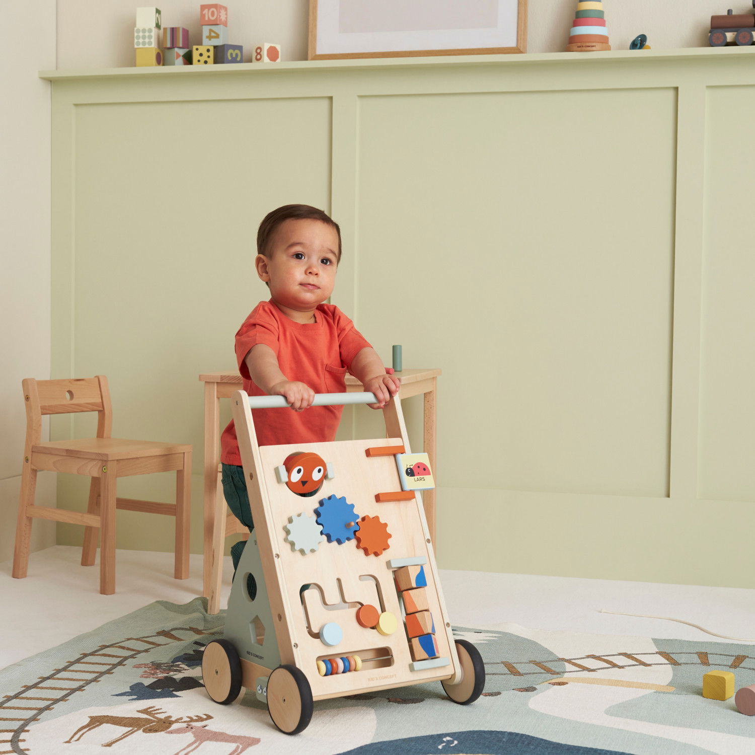 Дървена проходилка с активен панел