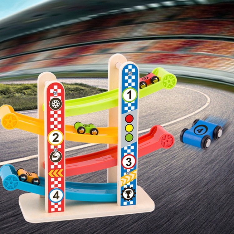 Дървена играчка роли с четири колички