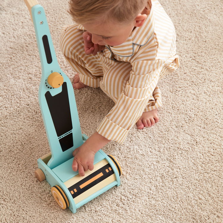 Дървена играчка Прахосмукачка