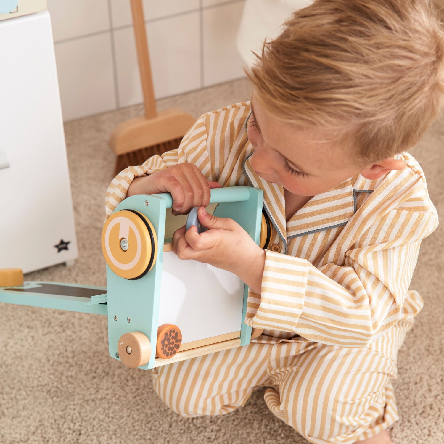 Дървена играчка Прахосмукачка