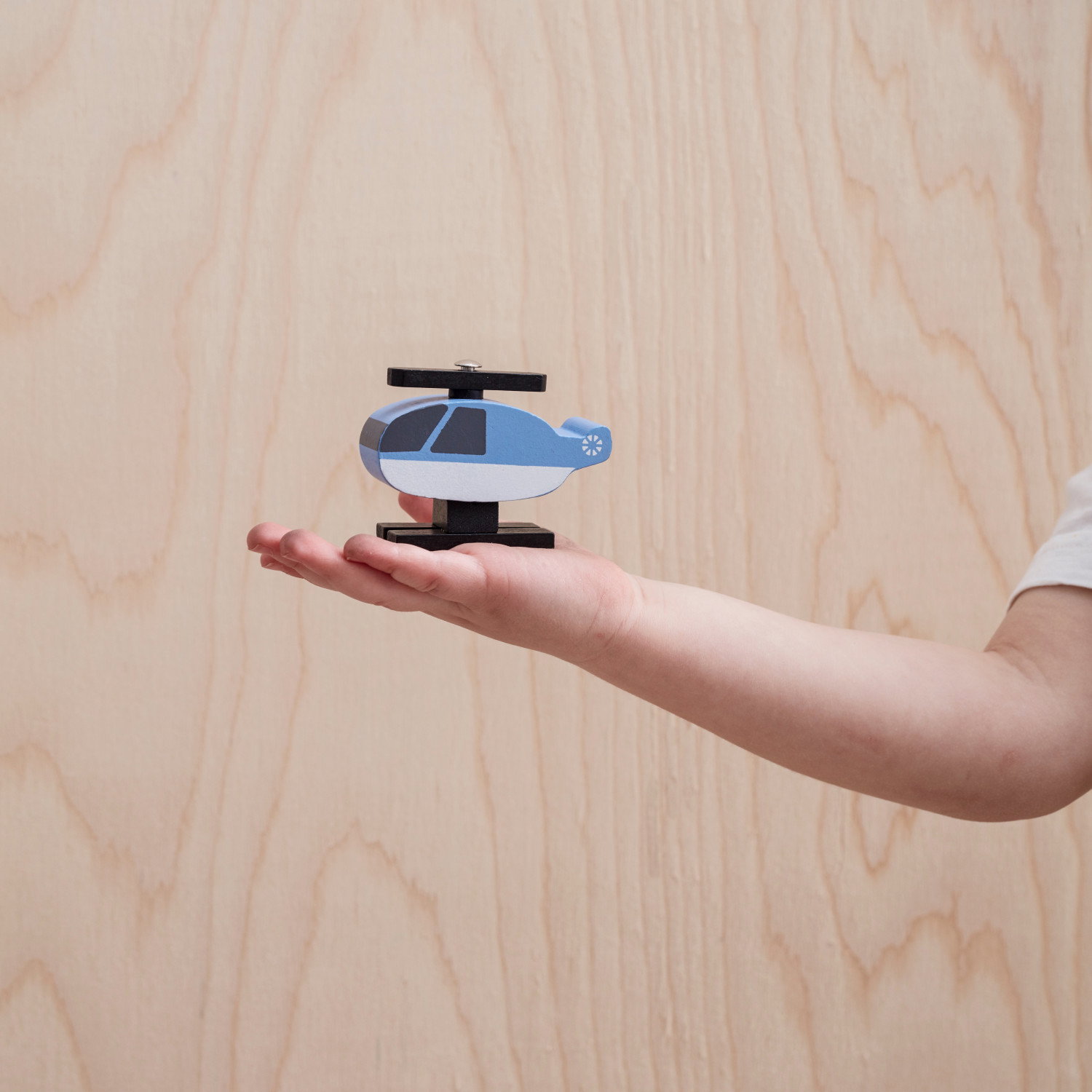 Дървен гараж с коли и хеликоптер