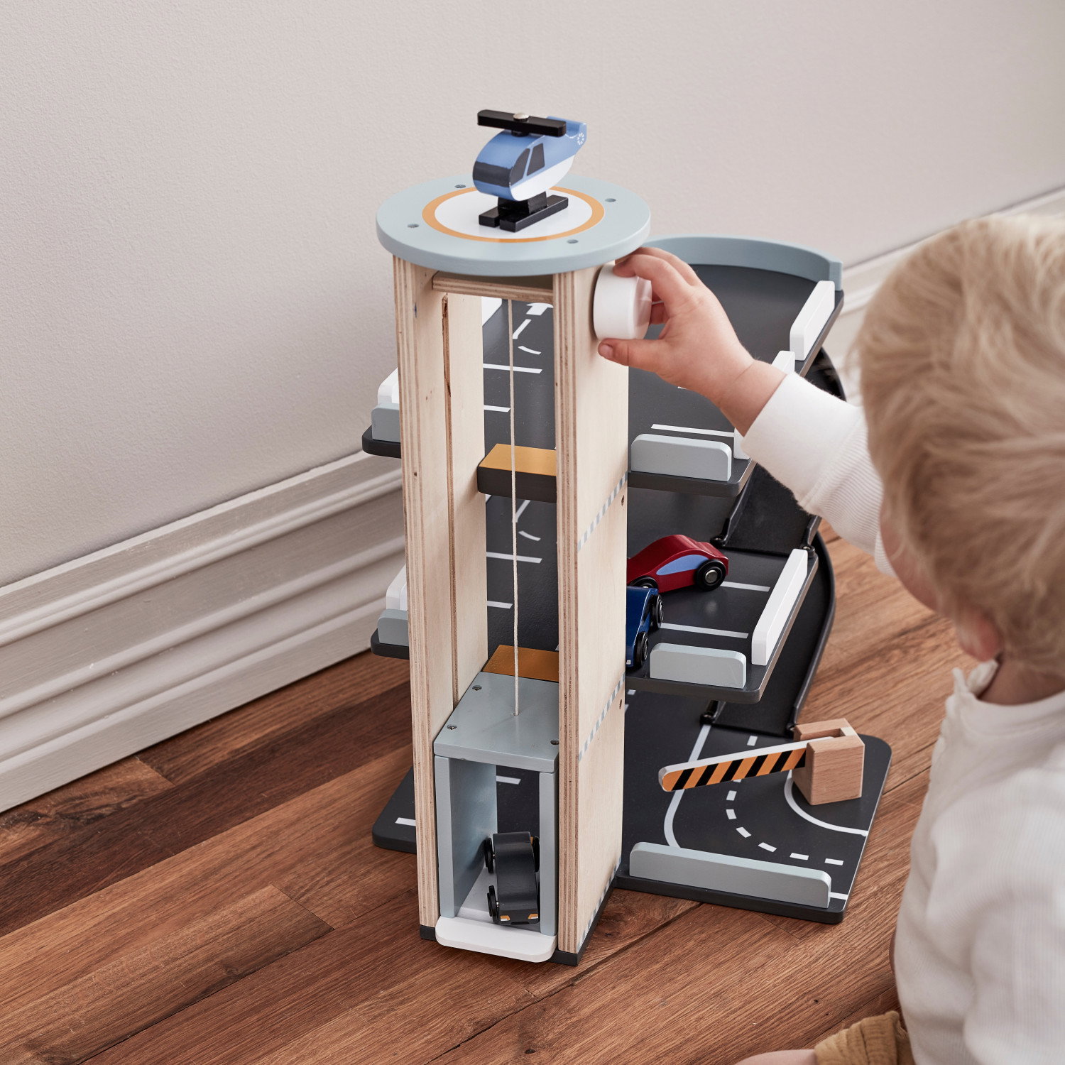 Дървен гараж с коли и хеликоптер