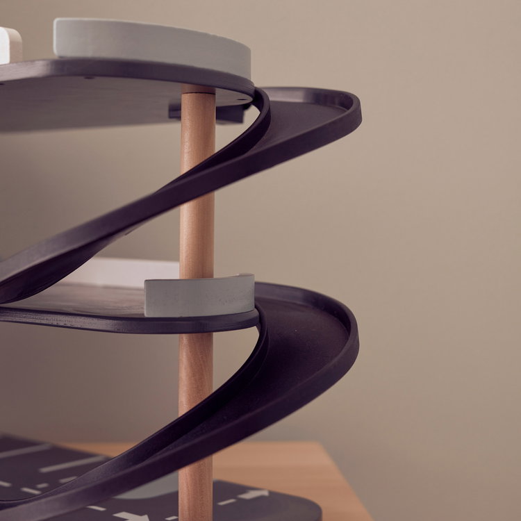 Дървен гараж с коли и хеликоптер