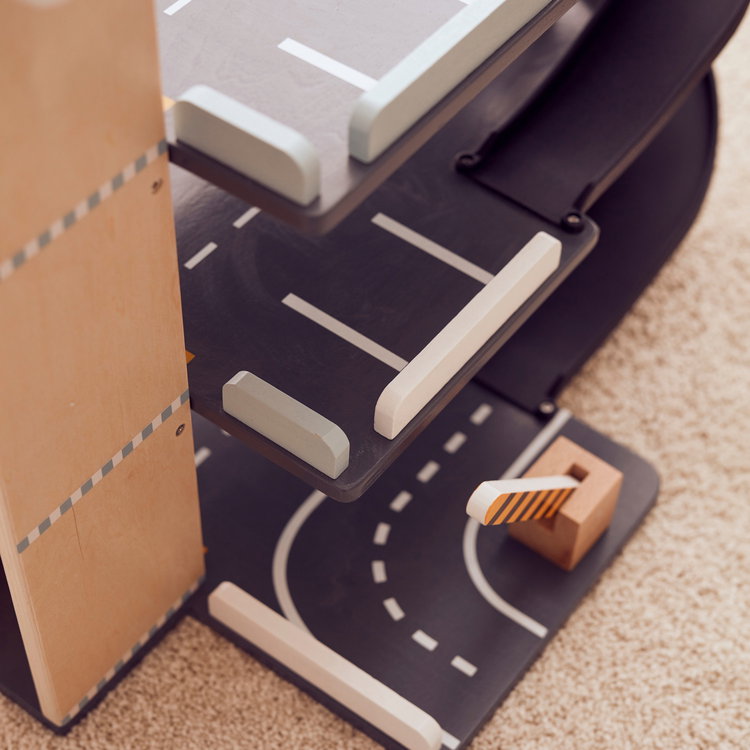 Дървен гараж с коли и хеликоптер