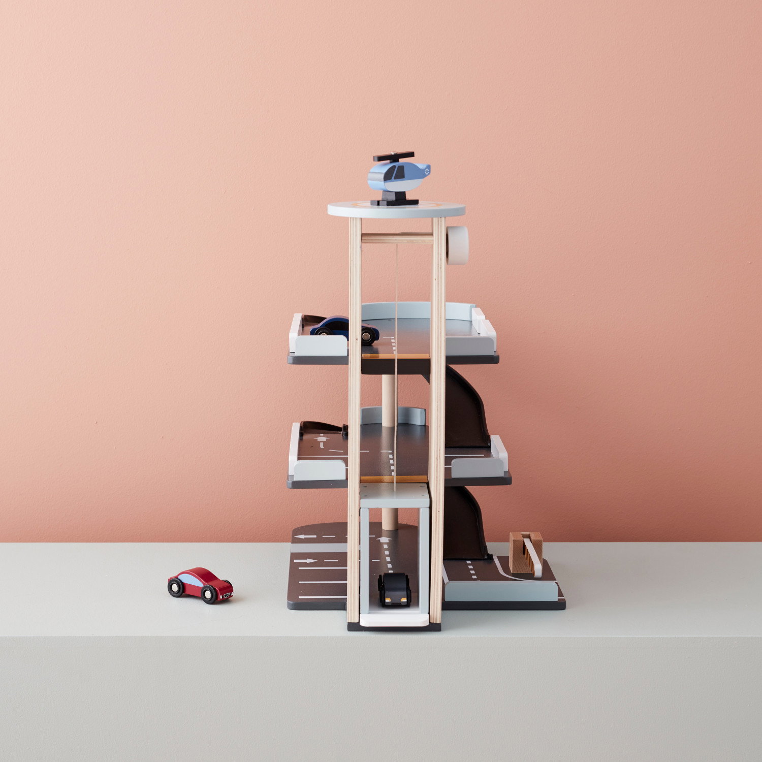 Дървен гараж с коли и хеликоптер