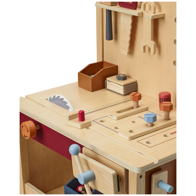 Дървена работилница с инструменти