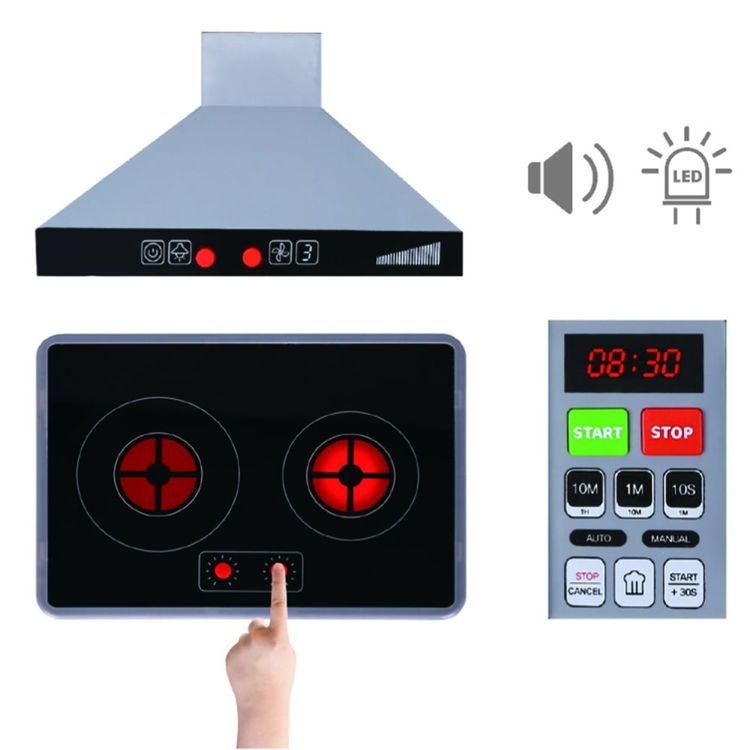 Дървена кухня с аксесоари и черна дъска